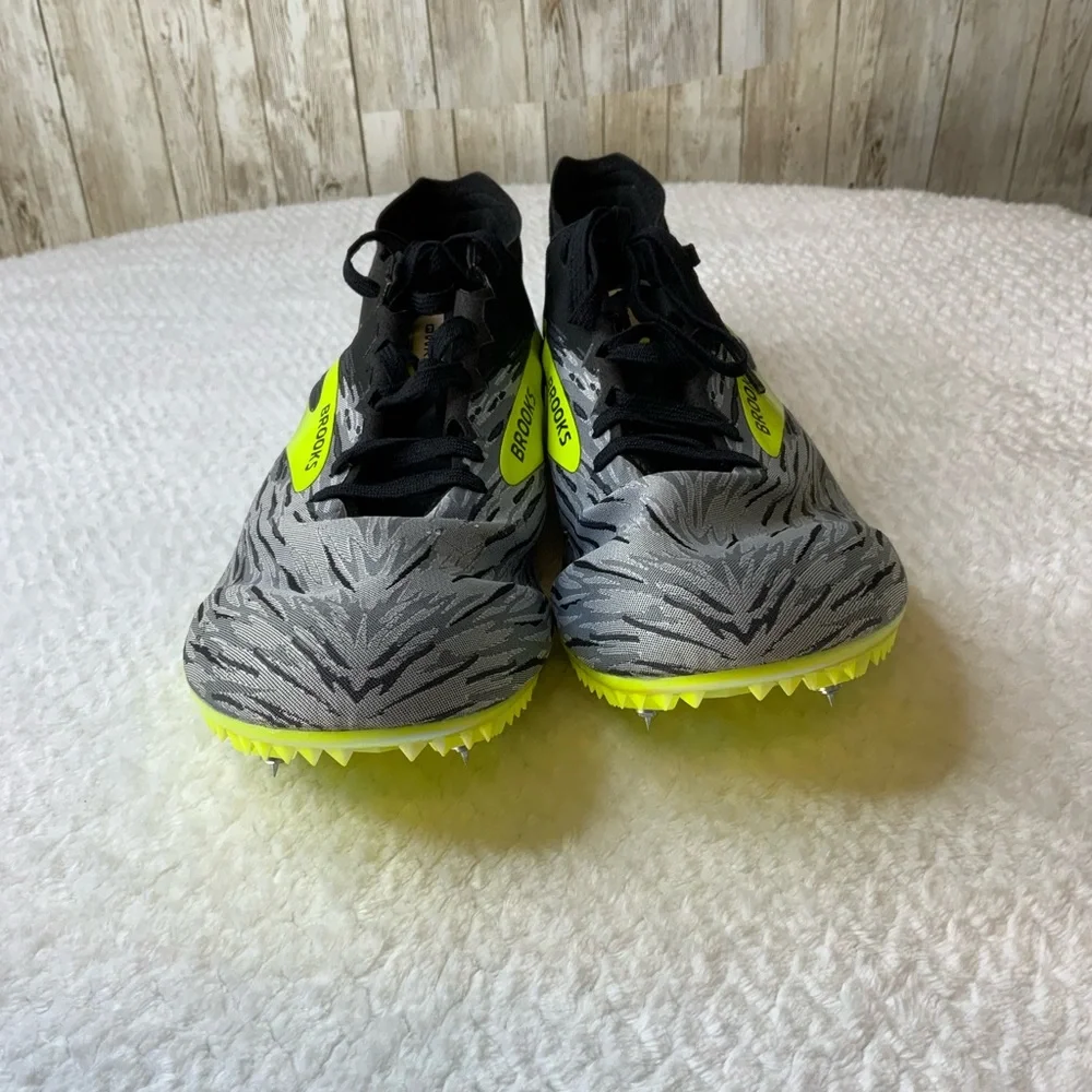 Brooks ELMN8 v5 track spike shoe
